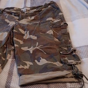Size 20 w camo cargo capri fashion bug